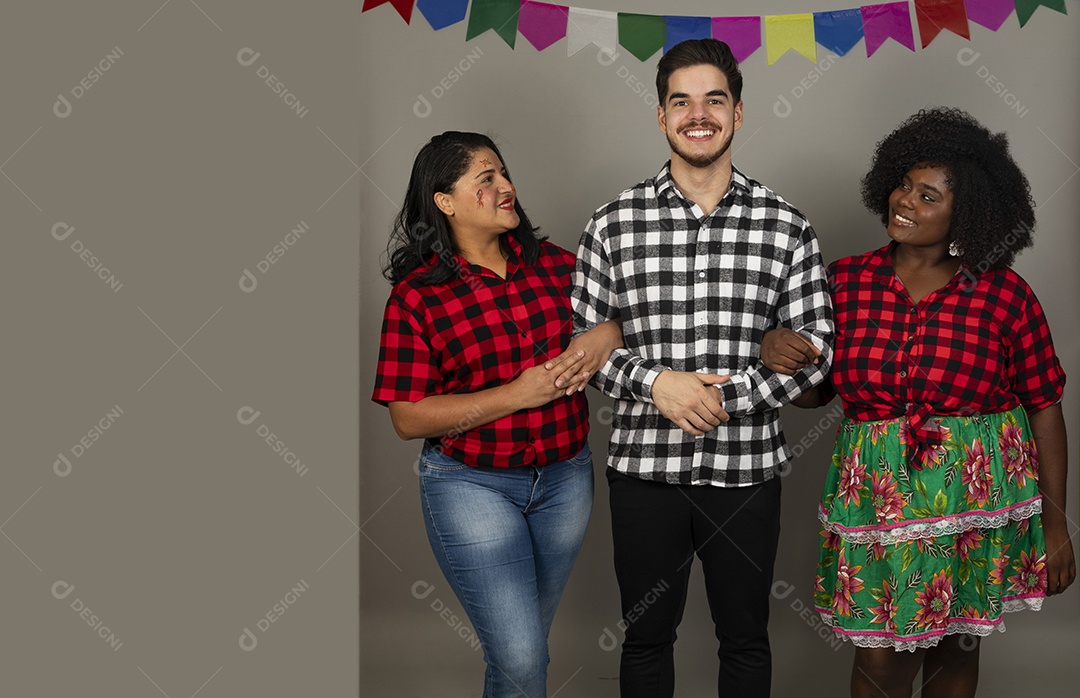 Gtrupo de jovens usando roupas típicas de festa junina sobre fundo isolado