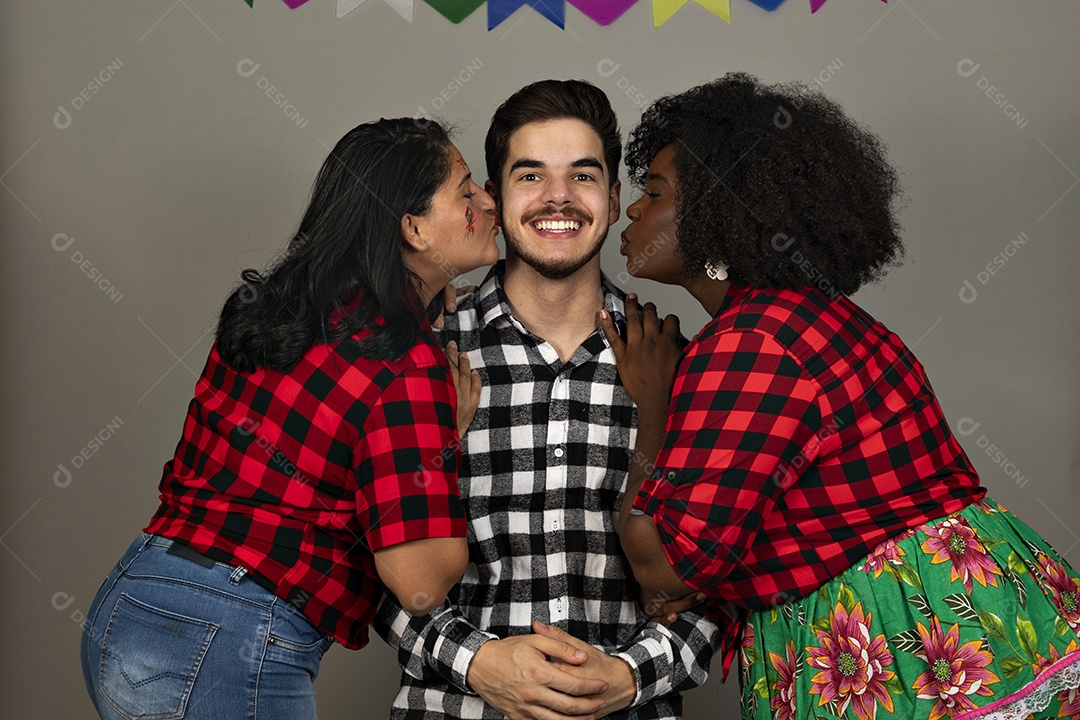 Gtrupo de jovens usando roupas típicas de festa junina sobre fundo isolado