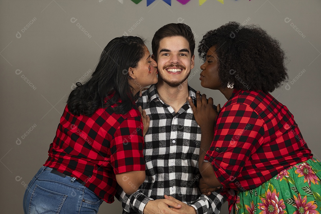 Grupo de jovens usando roupas típicas de festa junina sobre fundo isolado