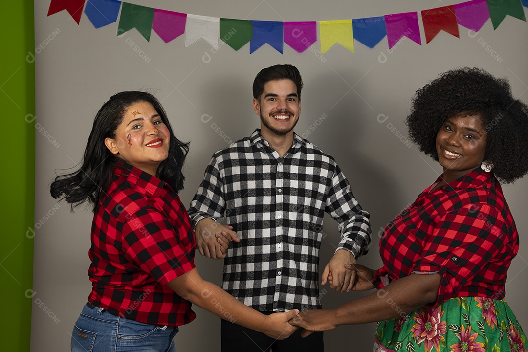 Gtrupo de jovens usando roupas típicas de festa junina sobre fundo isolado