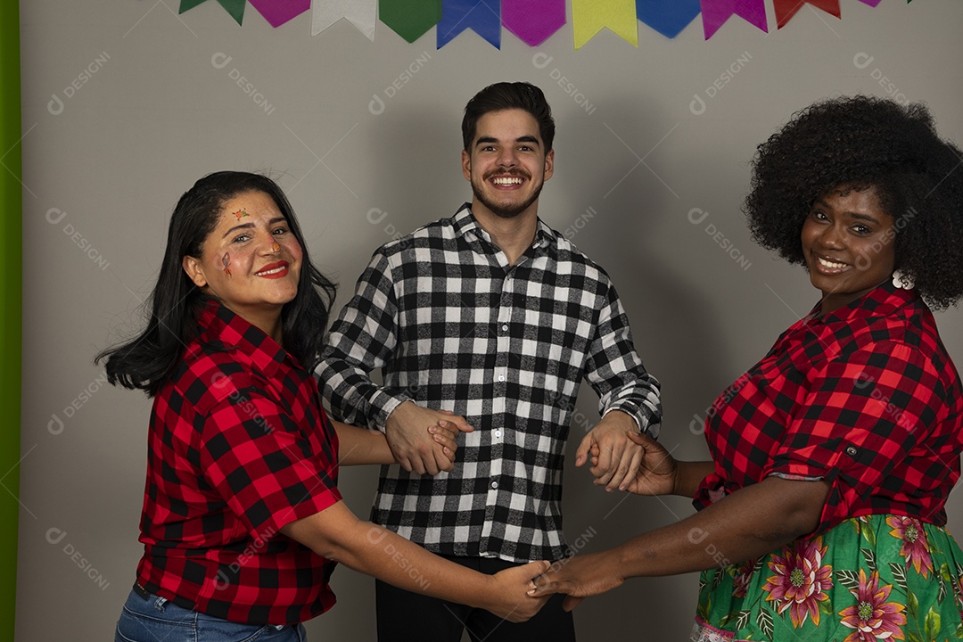 Gtrupo de jovens usando roupas típicas de festa junina sobre fundo isolado