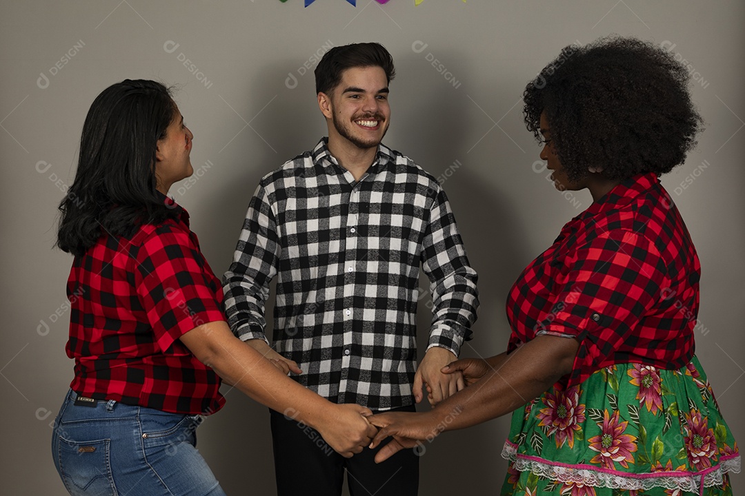 Gtrupo de jovens usando roupas típicas de festa junina sobre fundo isolado