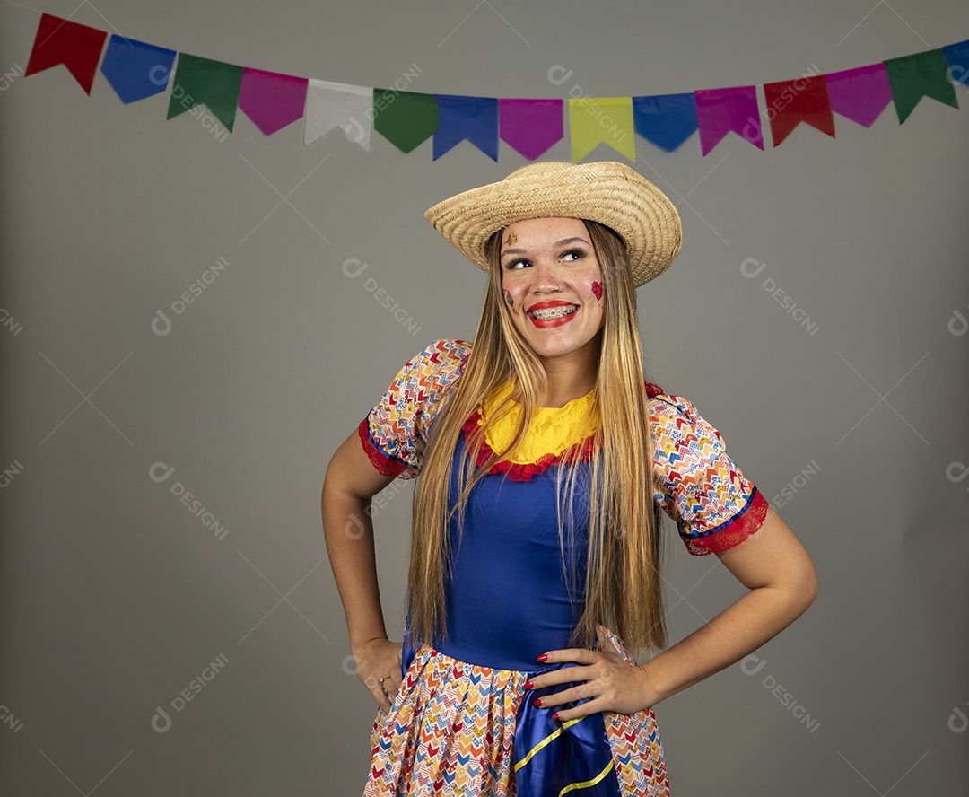 Linda mulher usando roupas típicas festa junina sobre fundo isolado