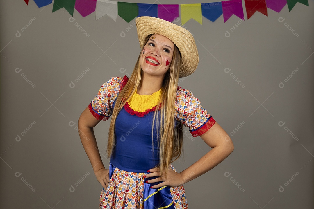 Linda mulher usando roupas típicas festa junina sobre fundo isolado