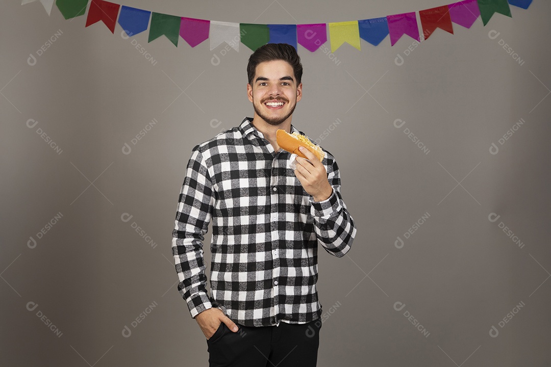 Homem jovem usando roupas típicas de festa junina sobre fundo isolado