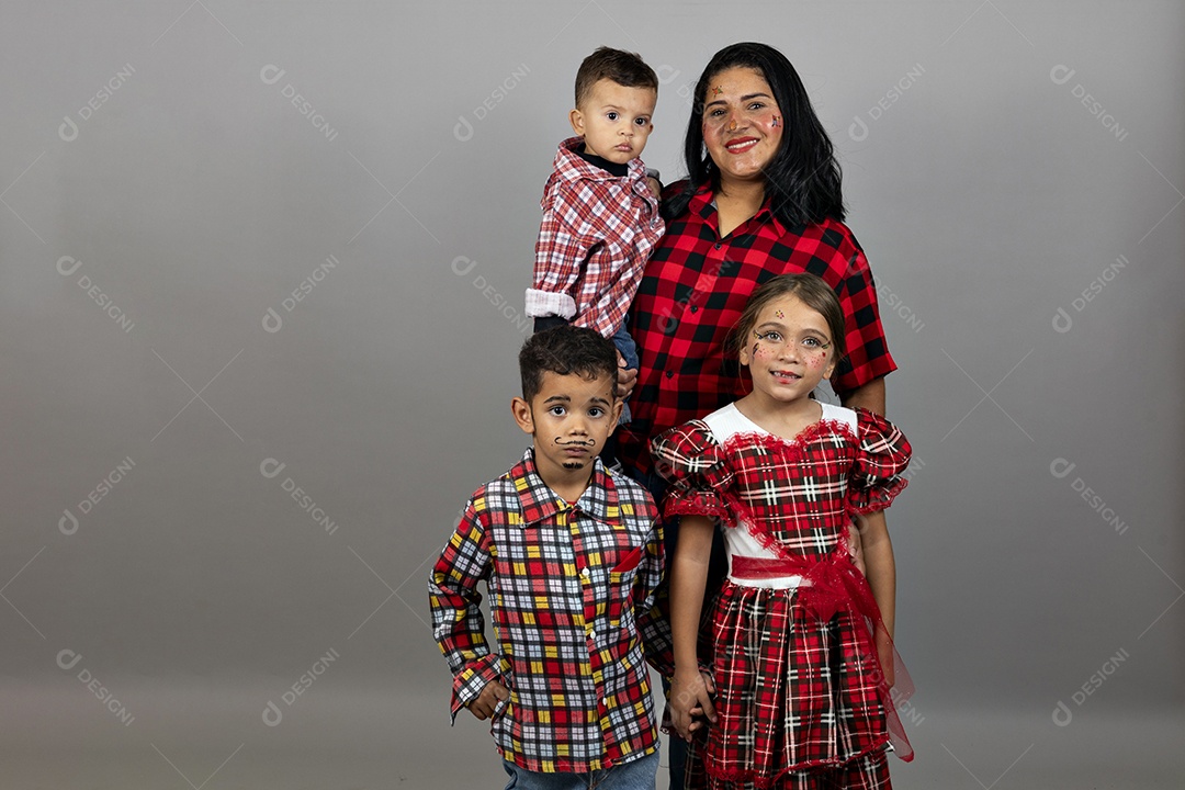 Mãe ao lado de seus filhos usando roupas típicas festa junina sobre fundo isolado