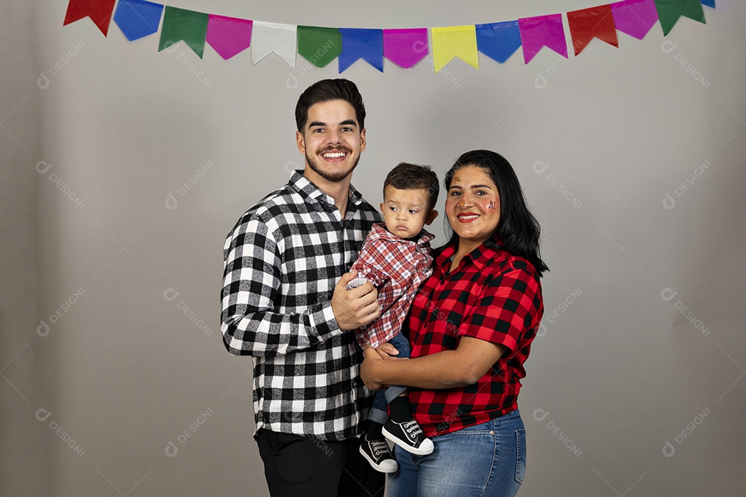 Linda família celebrando festa junina