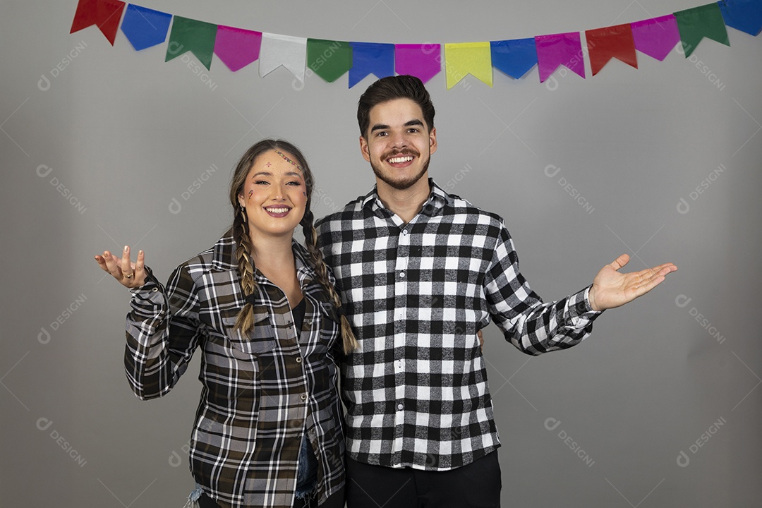 Lindo casal jovens usando roupas típicas festa junina sobre fundo isolado
