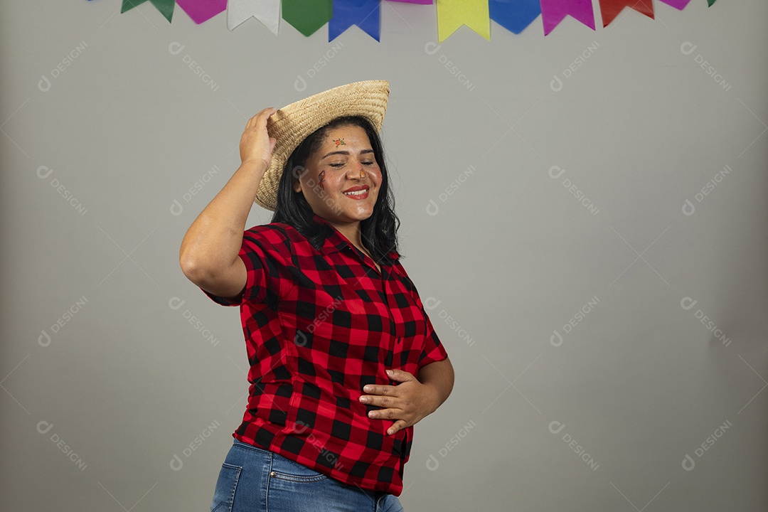 Linda mulher jovem garota celebrando festa juninas usando roupas típica de São João