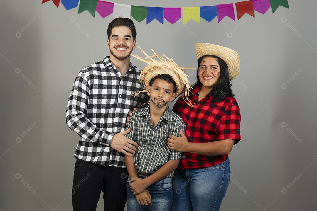 Linda família celebrando festa junina
