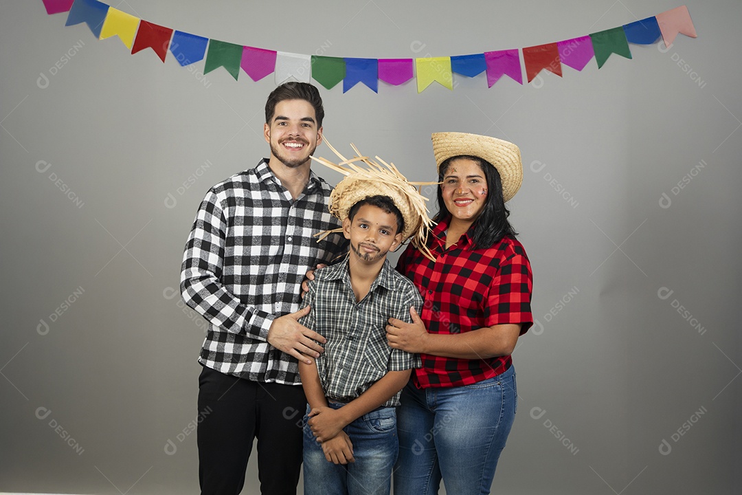 Linda família celebrando festa junina