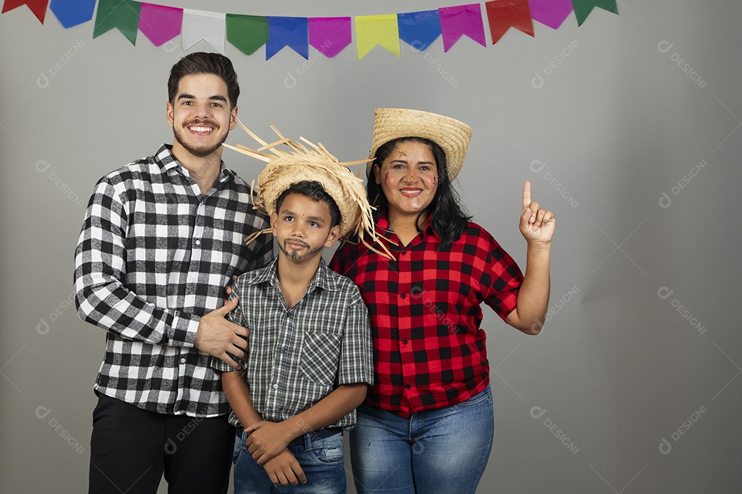 Linda família celebrando festa junina