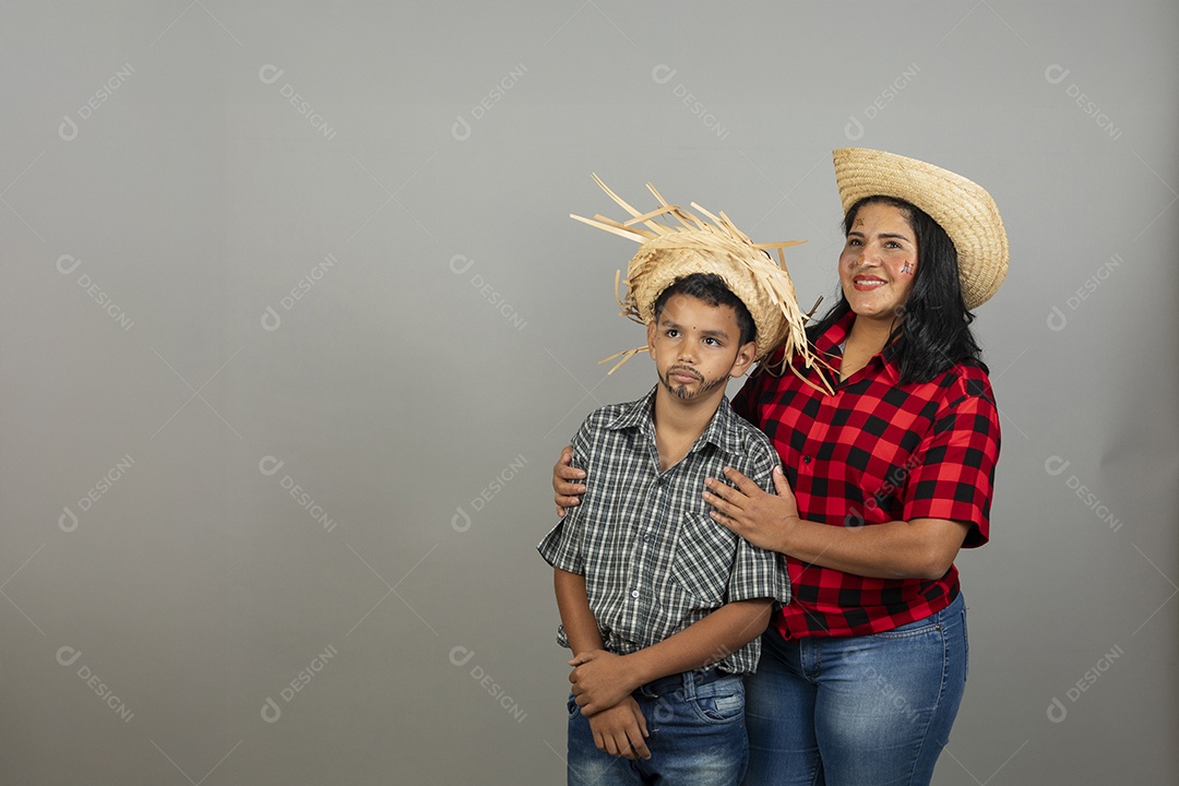 Linda mãe ao lado de filho celebrando festa junina