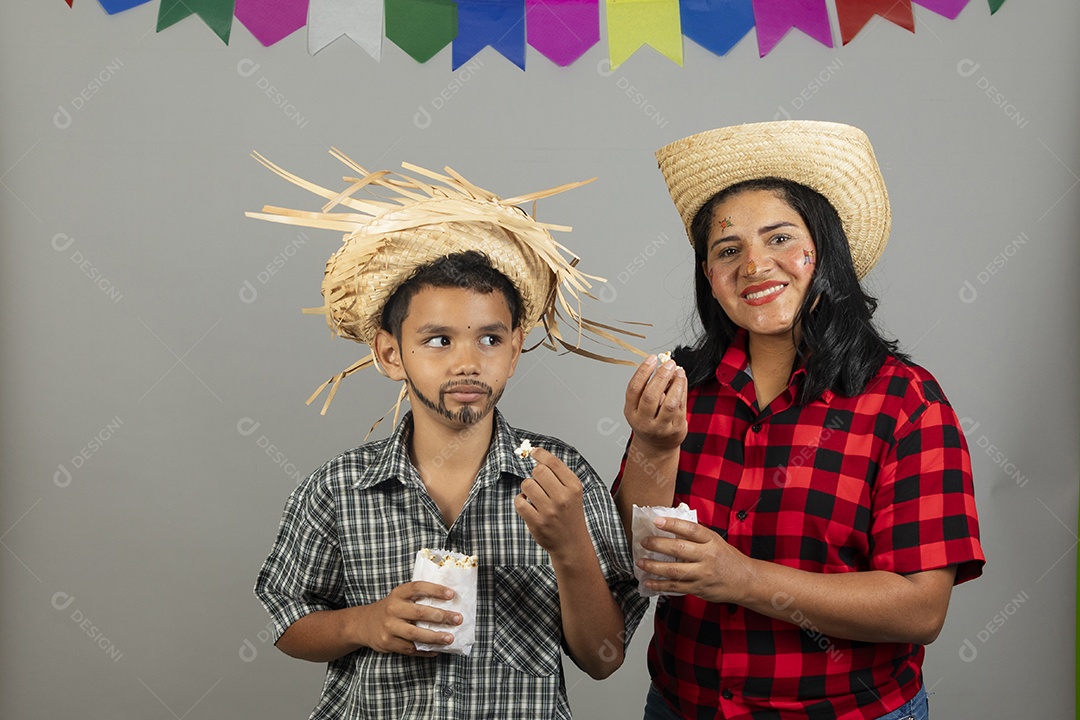 Linda mãe ao lado de filho celebrando festa junina