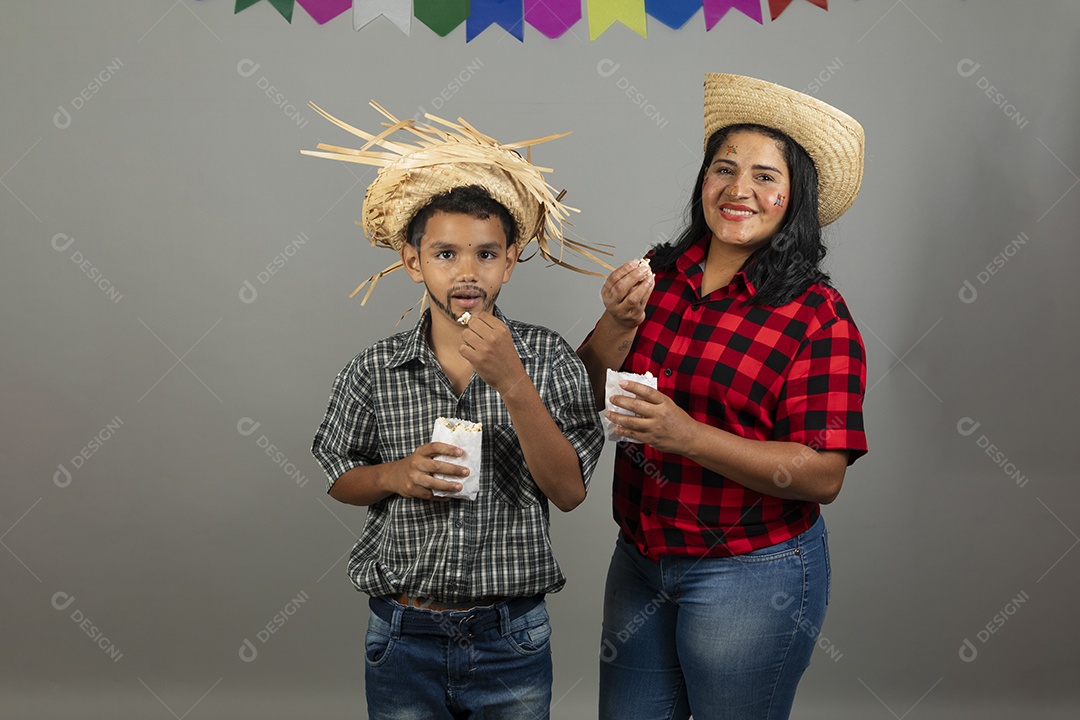Linda mãe ao lado de filho celebrando festa junina