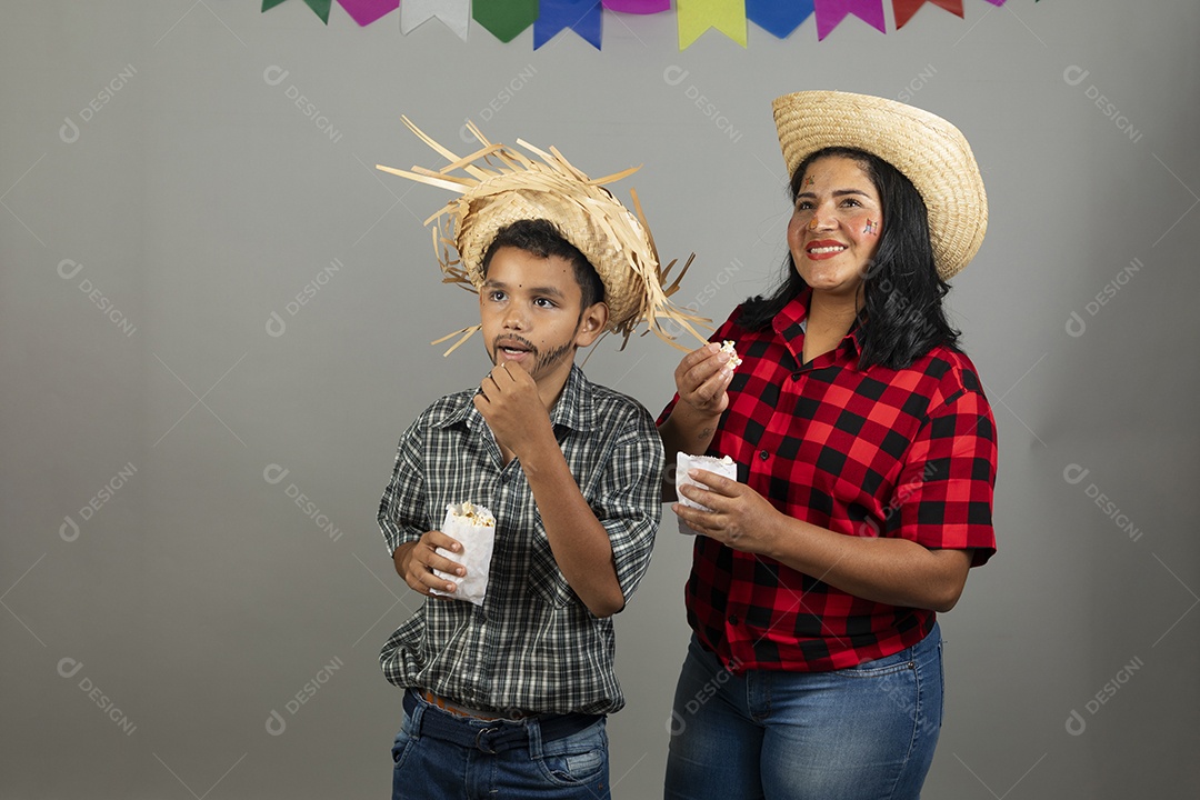 Linda mãe ao lado de filho celebrando festa junina