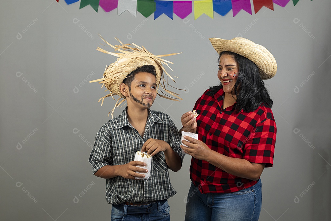 Linda mãe ao lado de filho celebrando festa junina