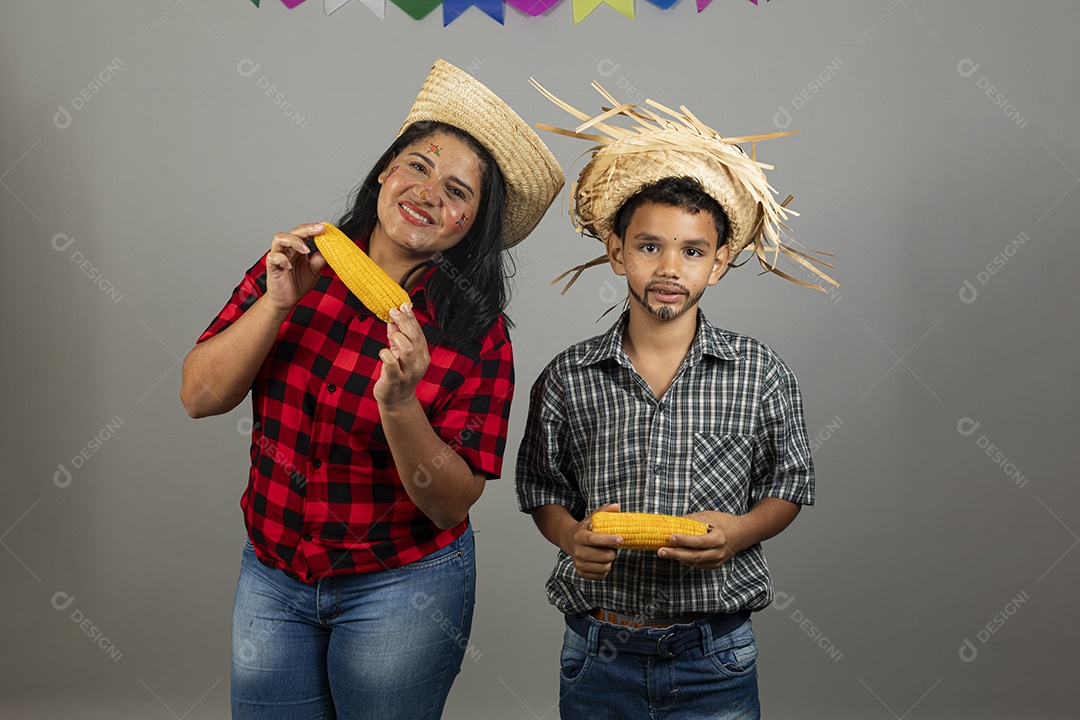 Linda mãe ao lado de filho celebrando festa junina