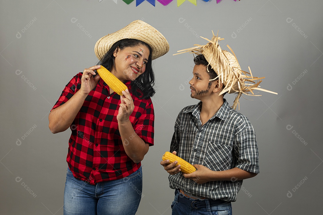 Linda mãe ao lado de filho celebrando festa junina