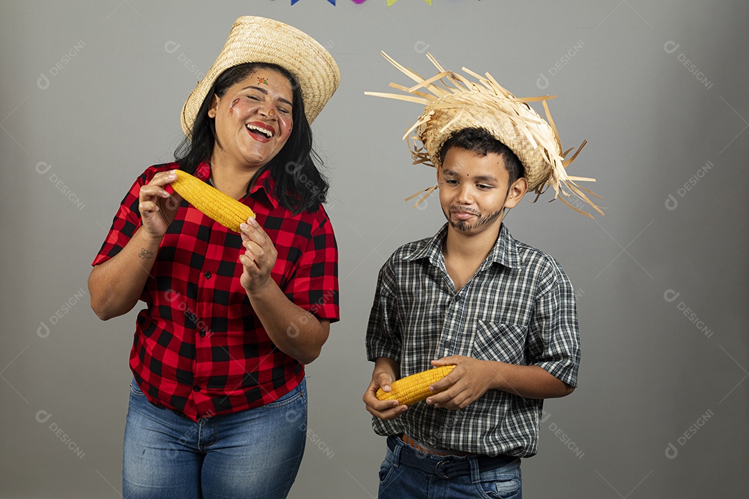 Linda mãe ao lado de filho celebrando festa junina