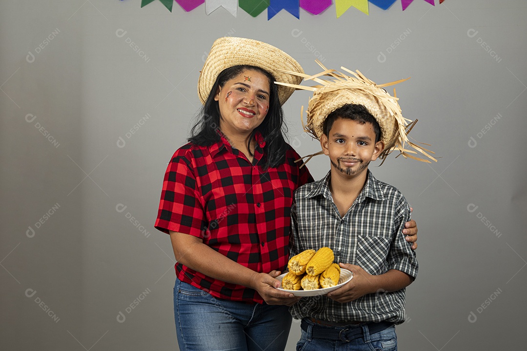 Linda mãe ao lado de filho celebrando festa junina