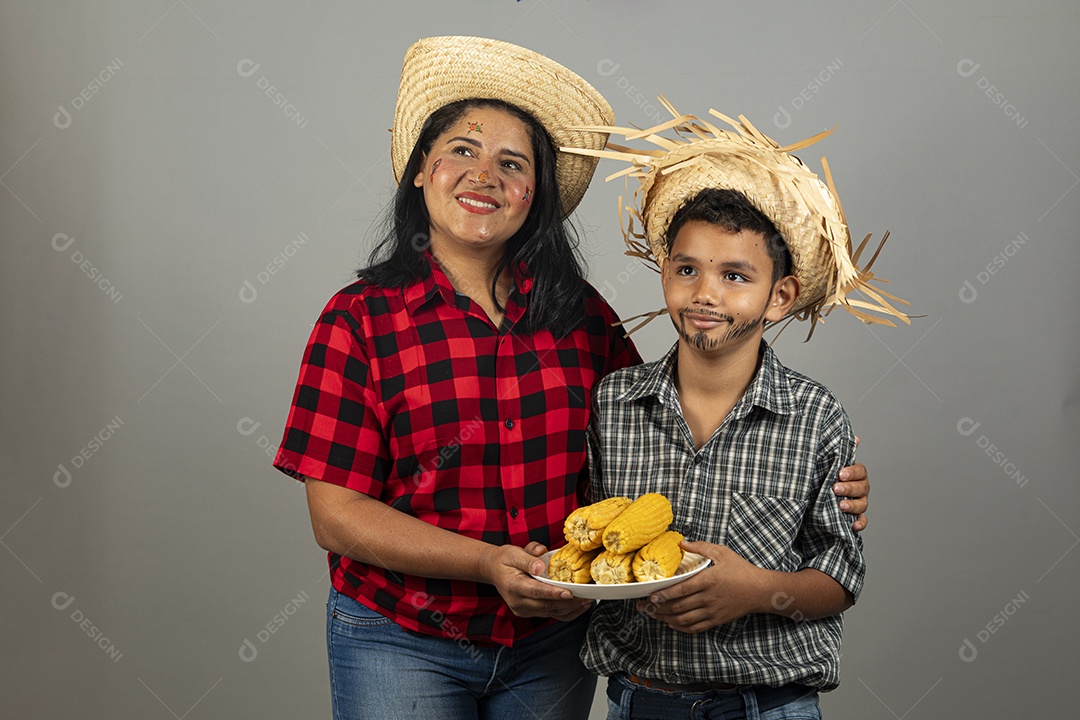 Linda mãe ao lado de filho celebrando festa junina