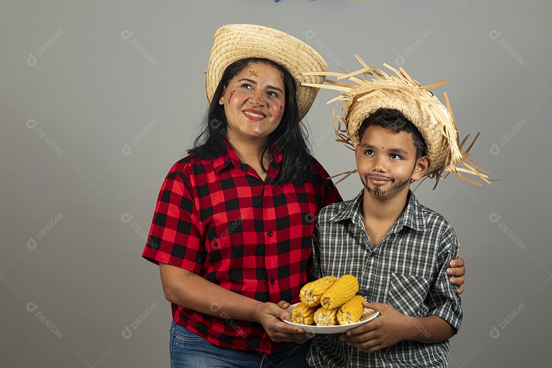 Linda mãe ao lado de filho celebrando festa junina