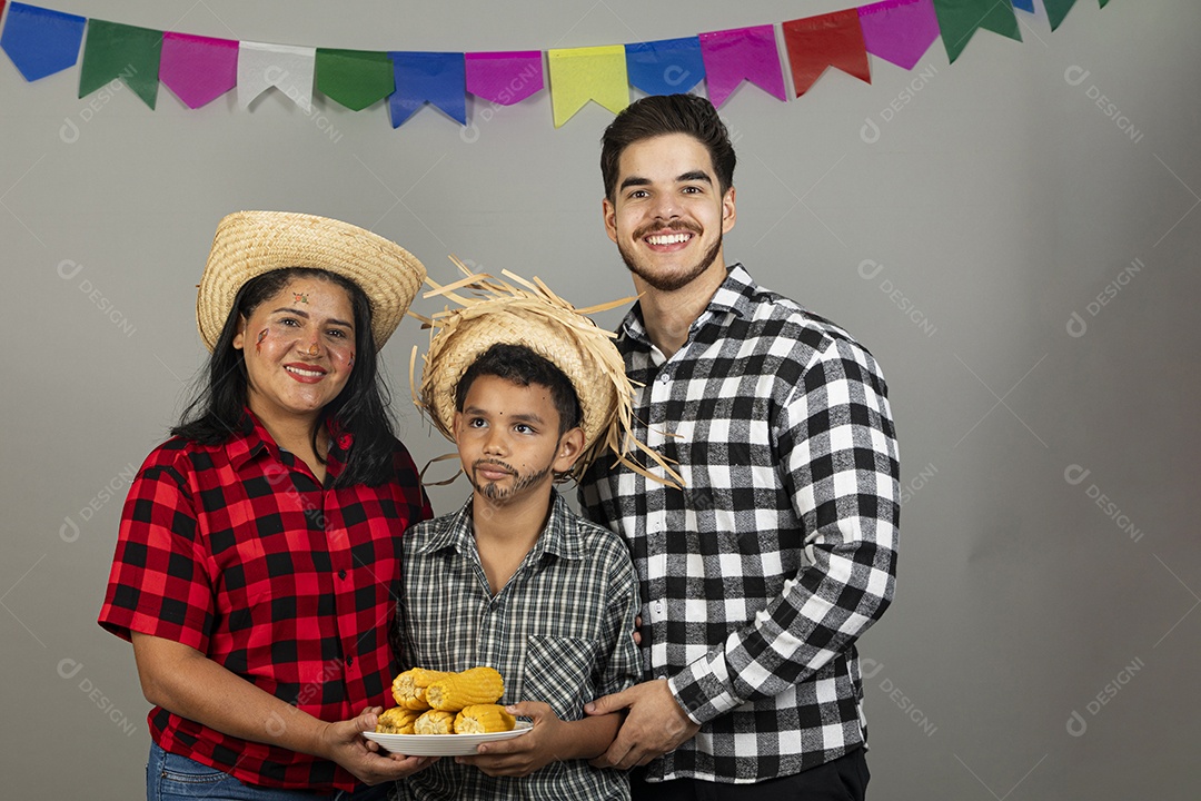 Linda família celebrando festa junina