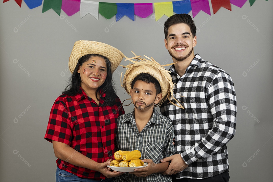 Linda família celebrando festa junina