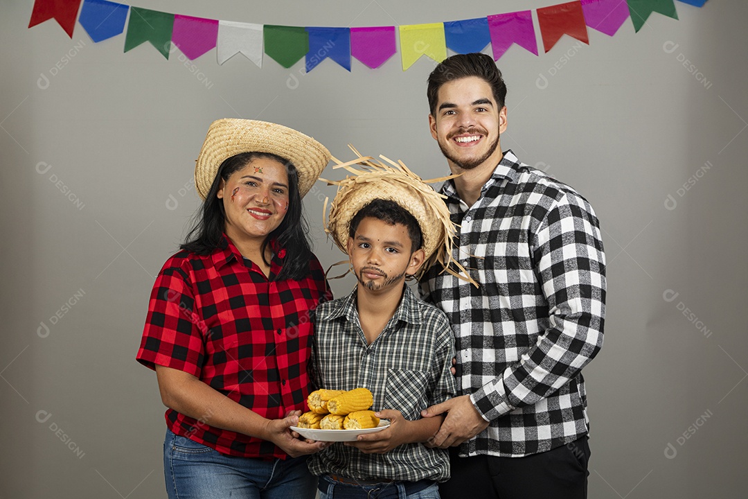 Linda família celebrando festa junina