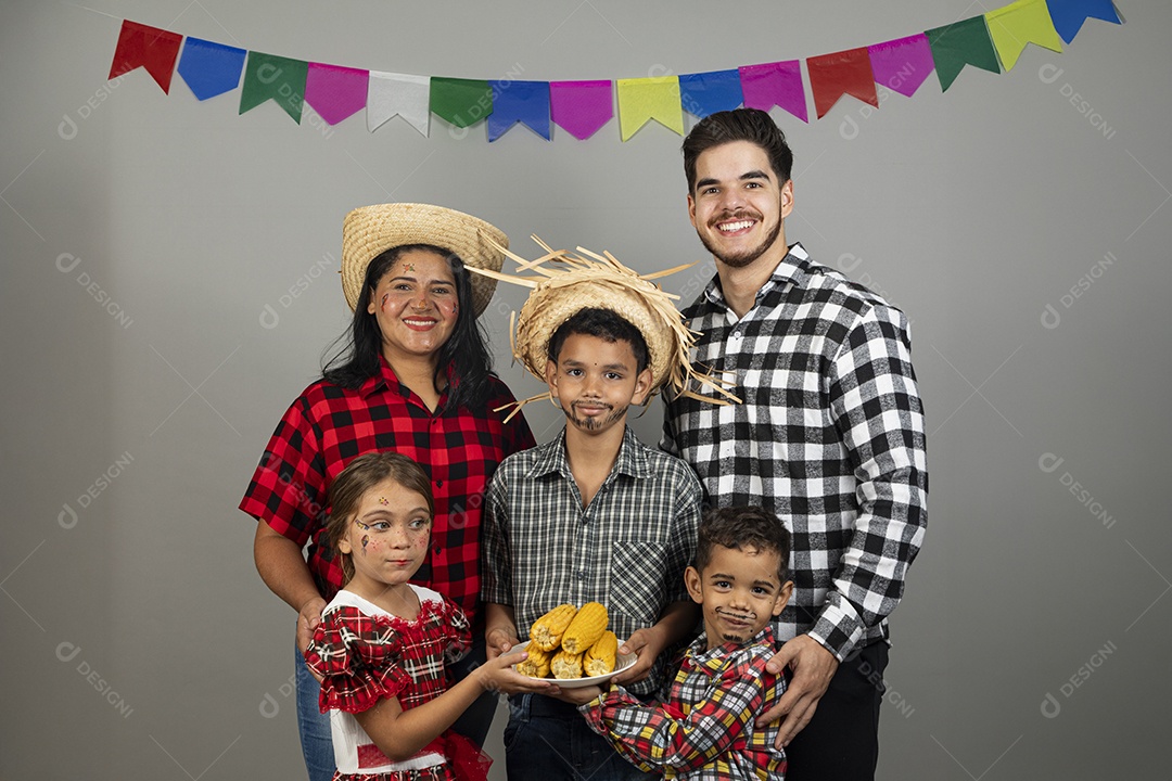 Linda família celebrando festa junina
