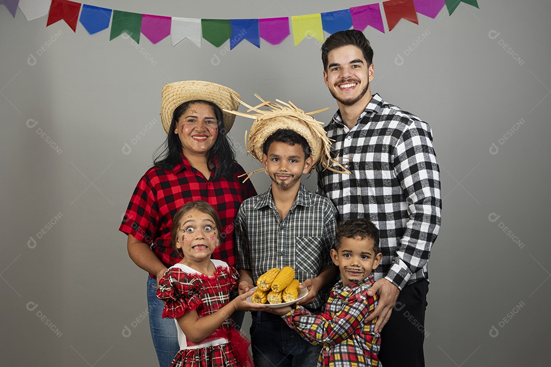 Linda família celebrando festa junina