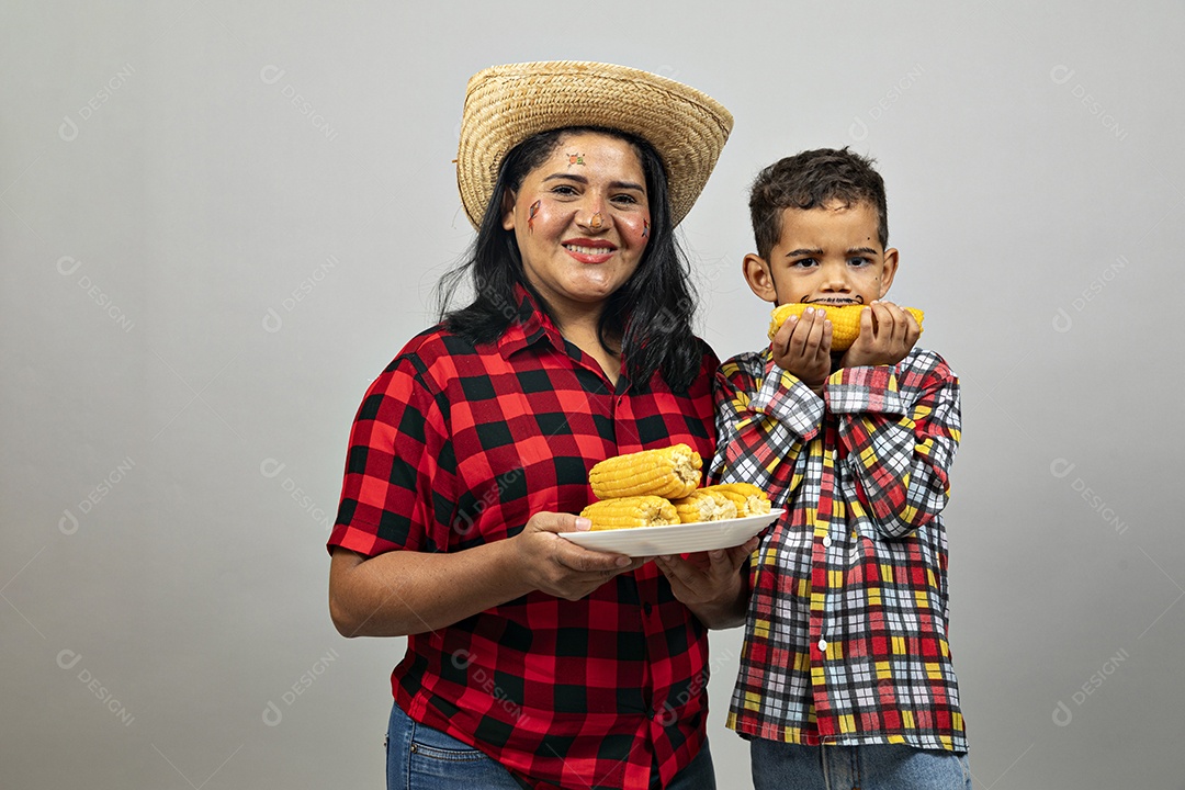Linda mãe ao lado de filho celebrando festa junina