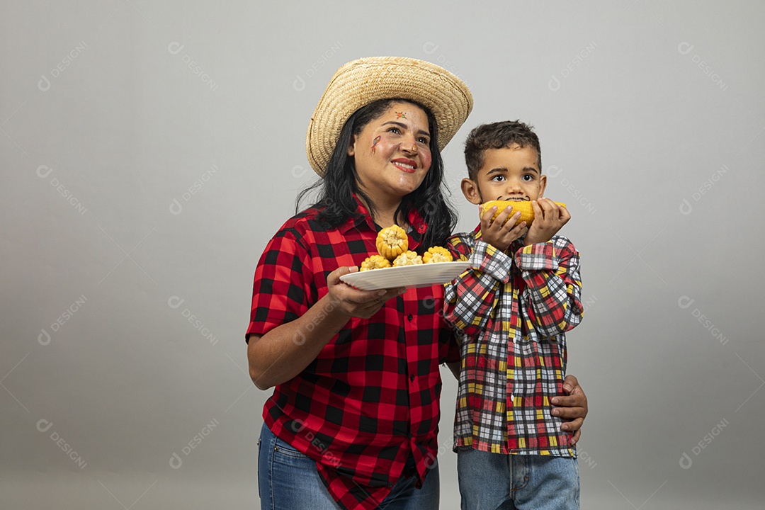 Linda mãe ao lado de filho celebrando festa junina