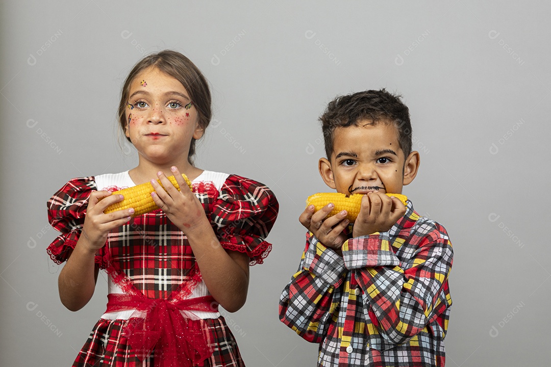 Lindas crianças curtindo festa junina