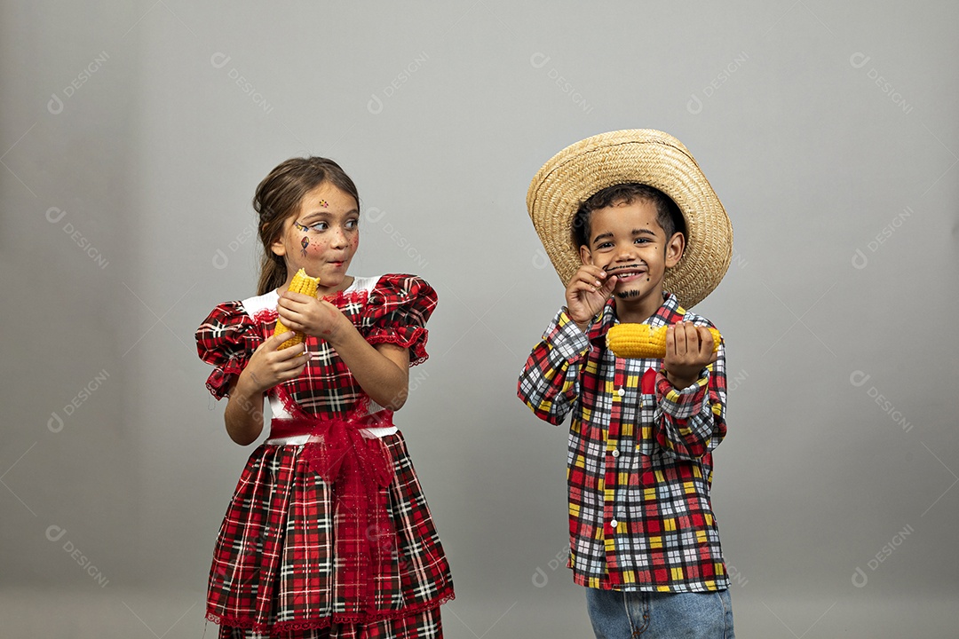 Lindas crianças curtindo festa junina