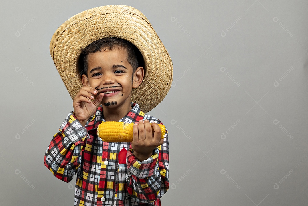 Lindo menino criança curtindo festa junina