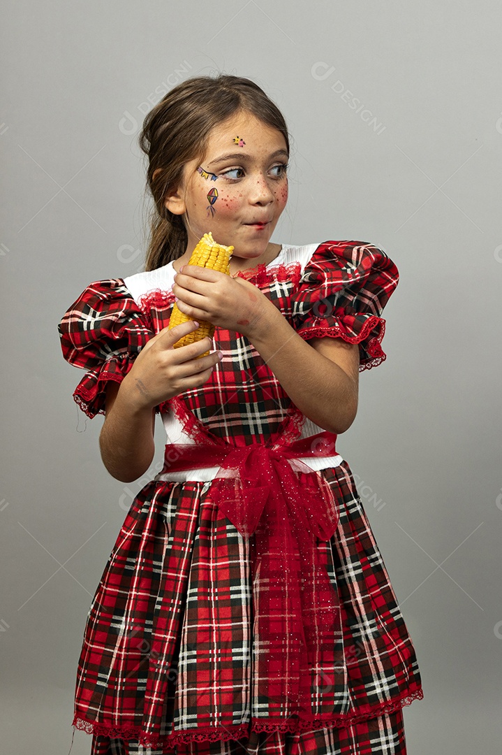 Linda menina criança curtindo festa junina