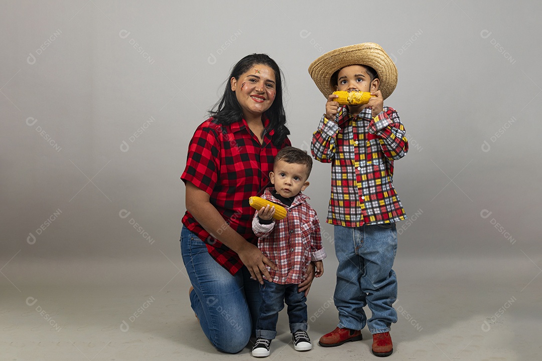 Pai ao lado de seus filhos curtindo festa junina