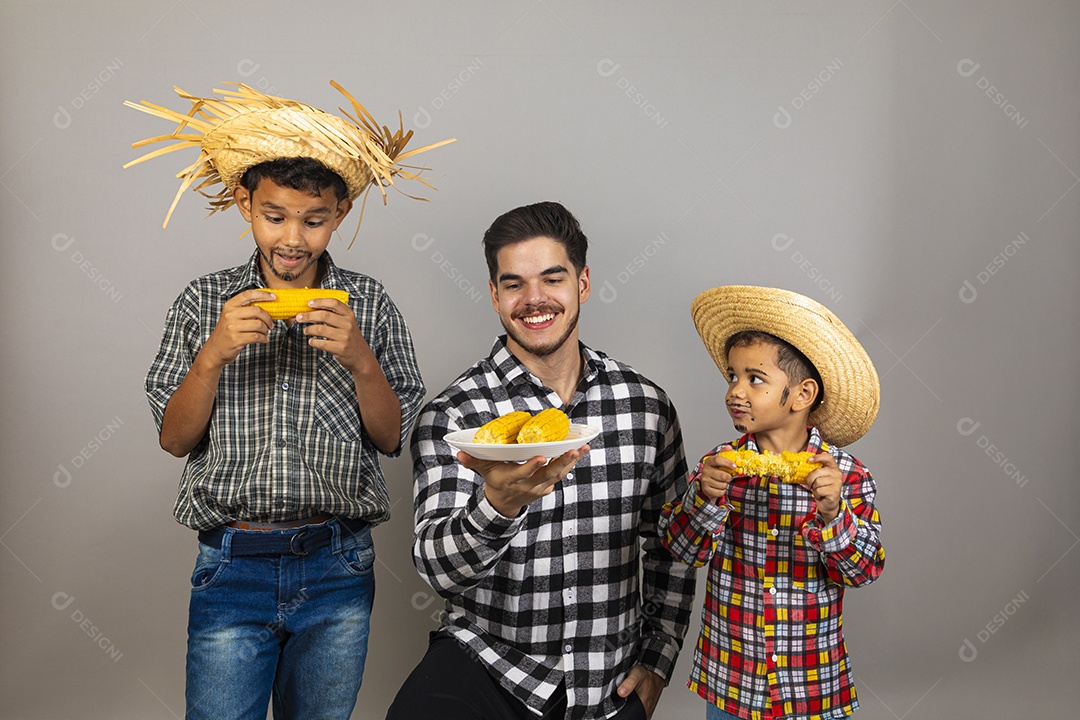Pai ao lado de seus filhos curtindo festa junina