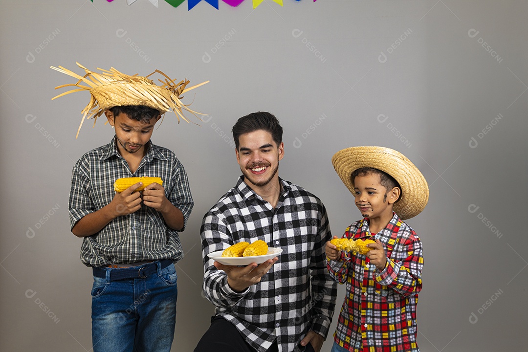 Pai ao lado de seus filhos curtindo festa junina