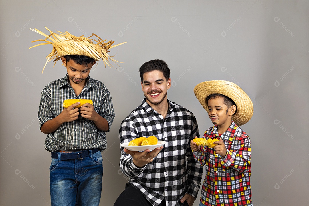 Pai ao lado de seus filhos curtindo festa junina