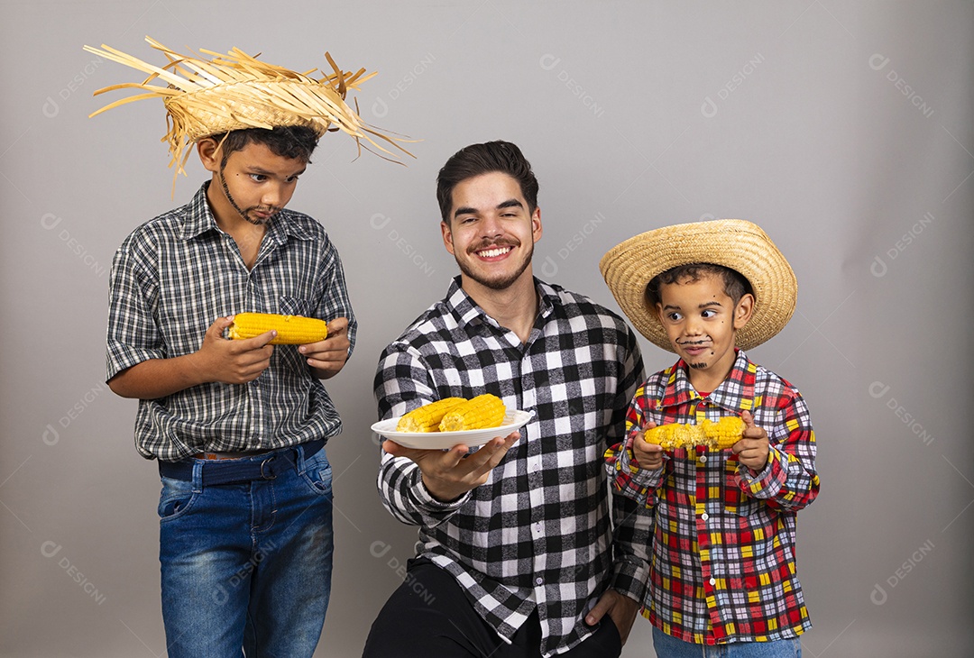 Pai ao lado de seus filhos curtindo festa junina