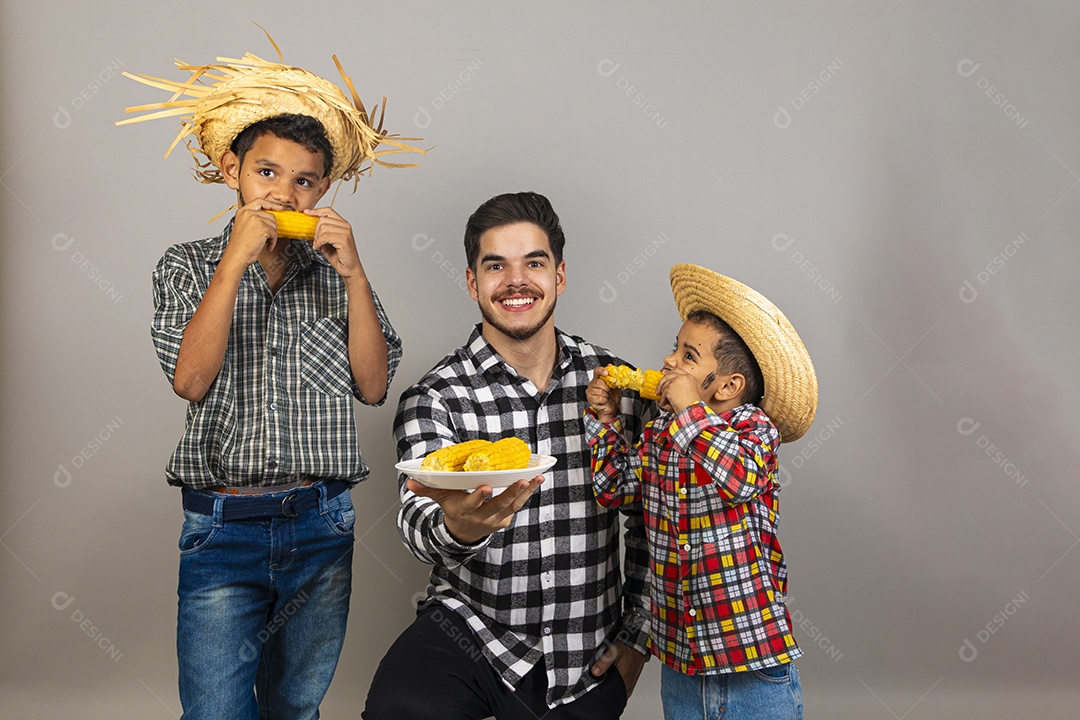 Pai ao lado de seus filhos curtindo festa junina