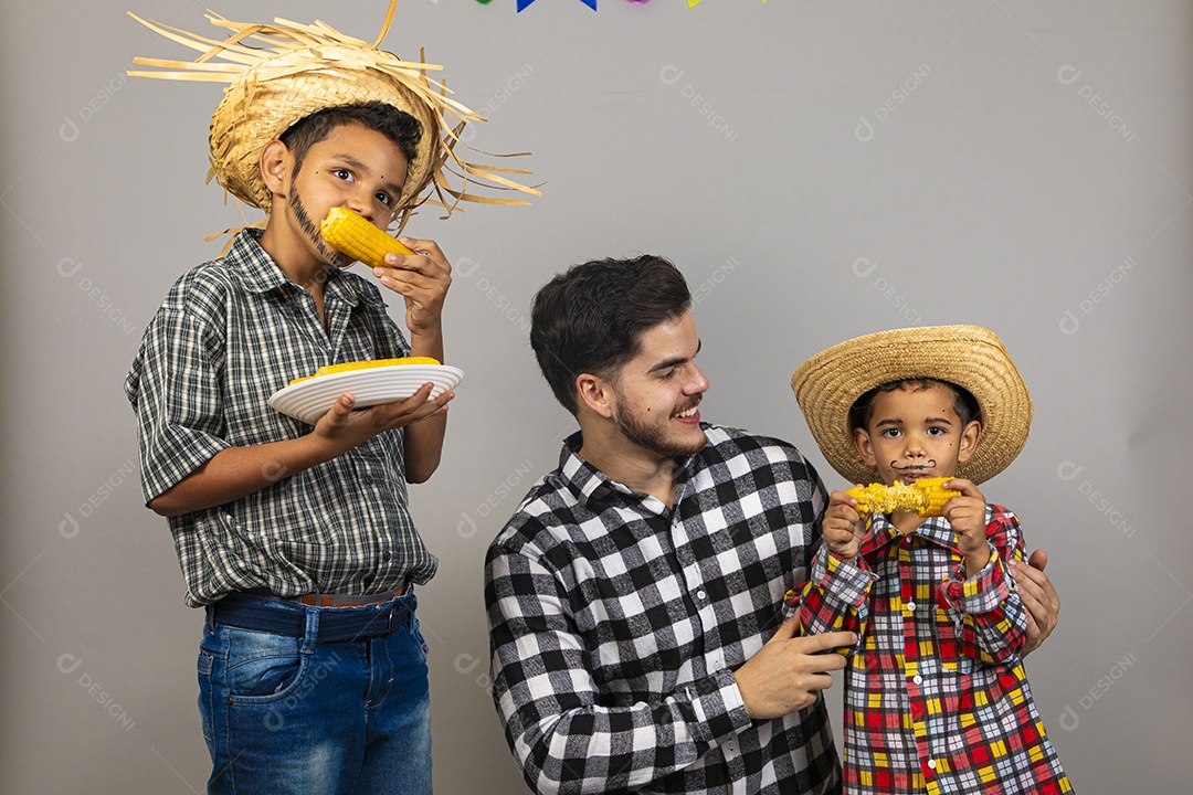 Pai ao lado de seus filhos curtindo festa junina