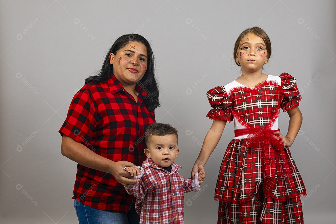 Linda mãe ao lado de filhos celebrando festa junina
