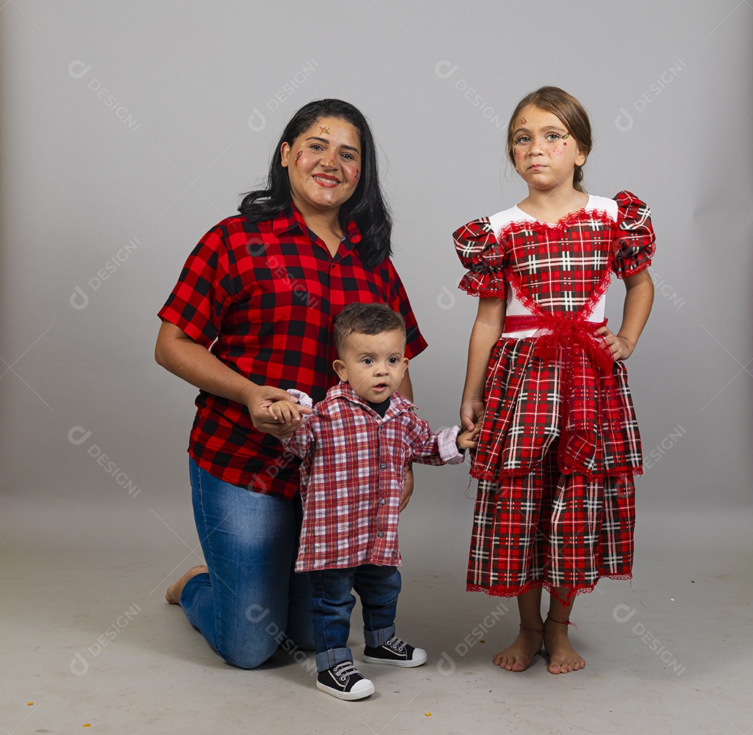 Linda mãe ao lado de filhos celebrando festa junina