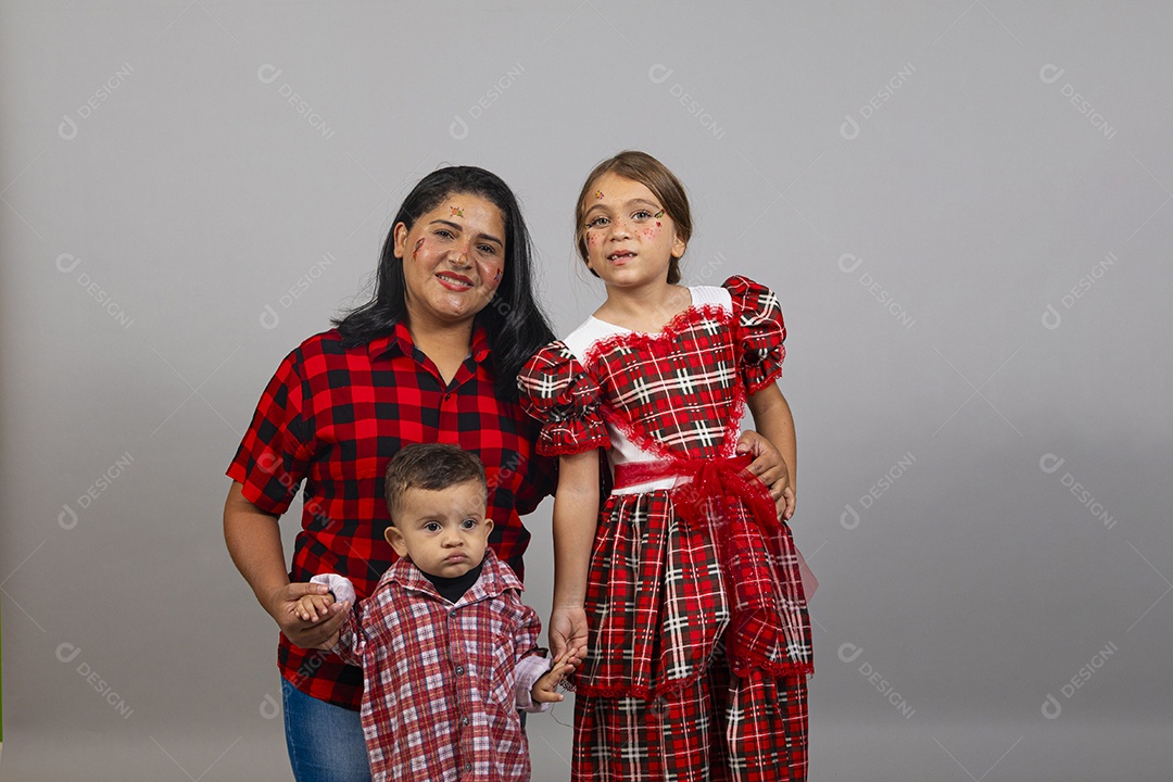 Mãe ao lado de seus filhos usando roupas típicas festa junina sobre fundo isolado