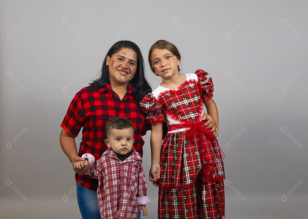 Mãe ao lado de seus filhos usando roupas típicas festa junina sobre fundo isolado