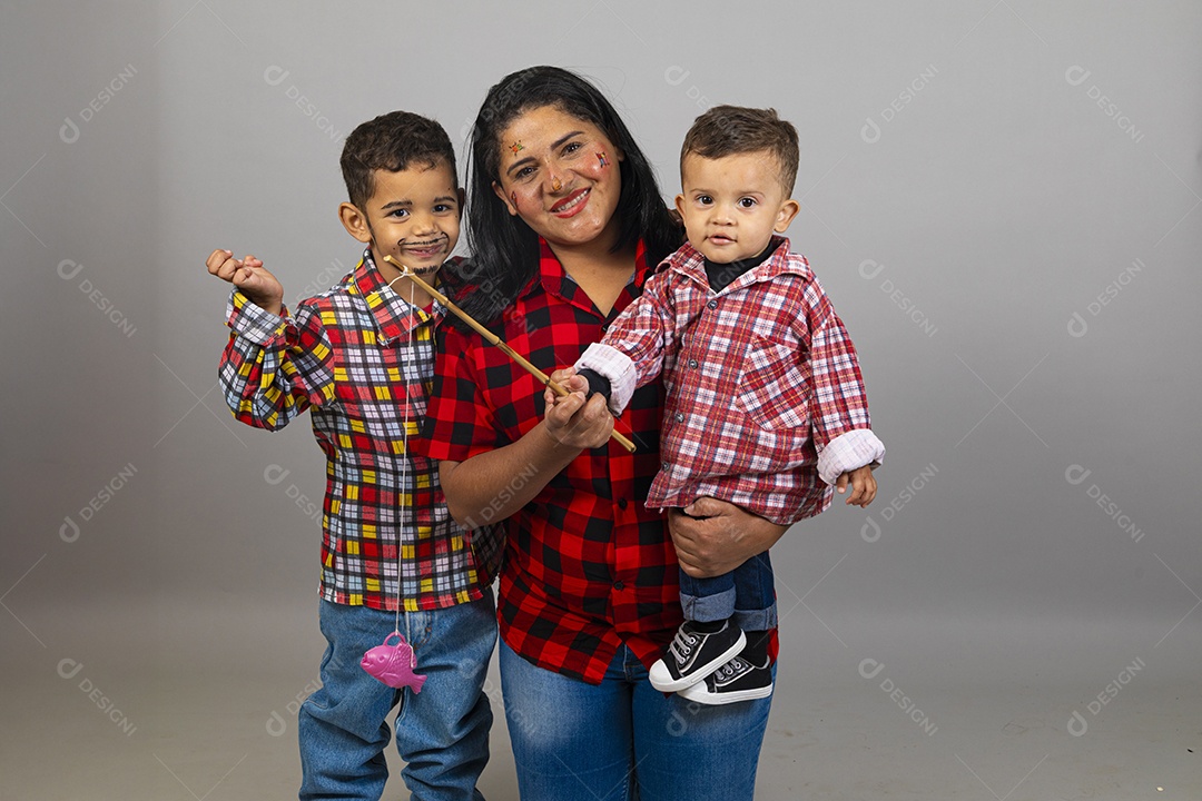 Mãe ao lado de seus filhos usando roupas típicas festa junina sobre fundo isolado